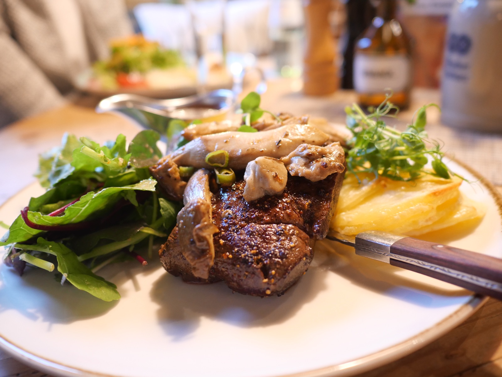 Fleischgericht mit Salat und Beilagen