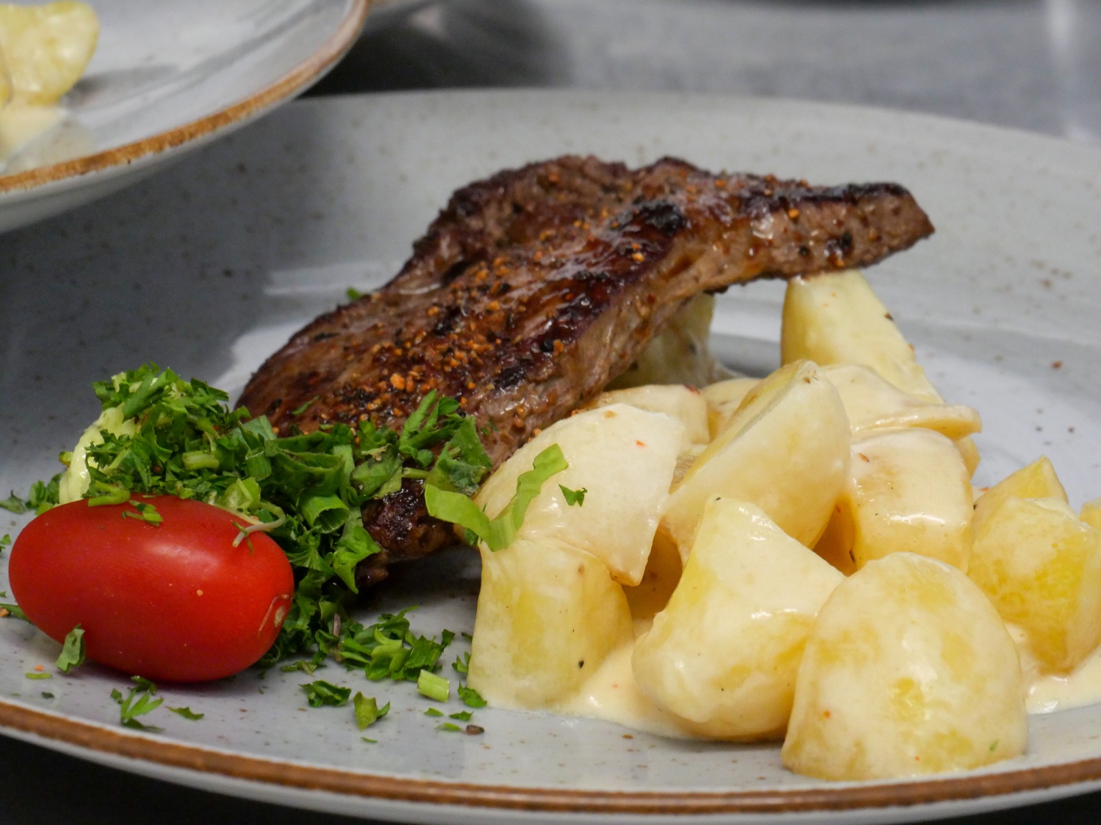 Steak mit Kartoffeln und Gemüse