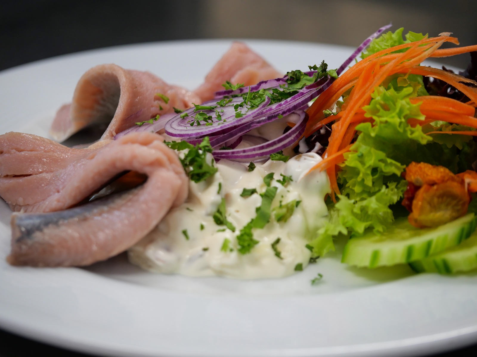 Kalter Teller mit Fisch, Salat und Beilagen