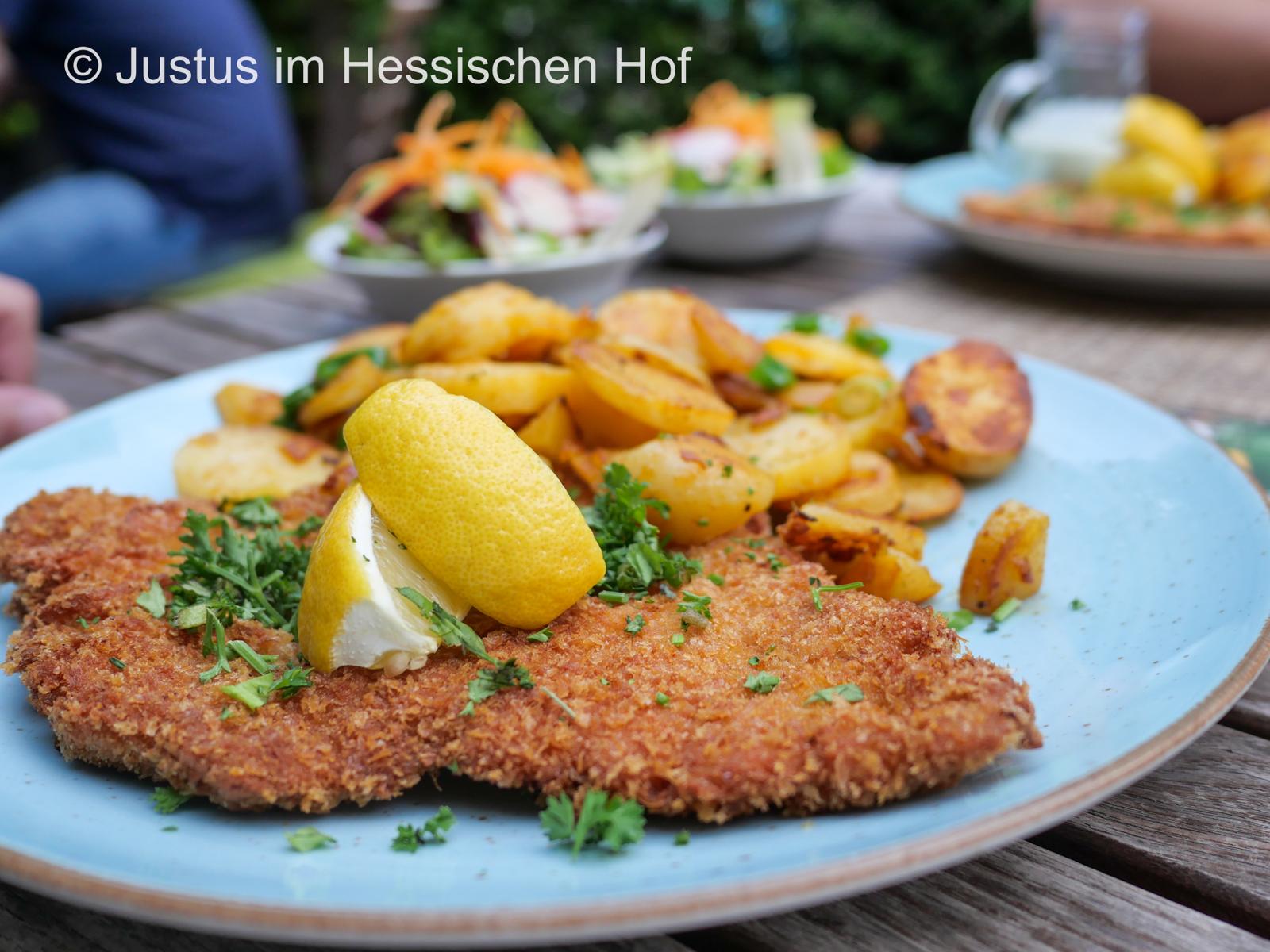 Knuspriges Schnitzel mit Bratkartoffeln und Zitrone im Gasthaus Justus